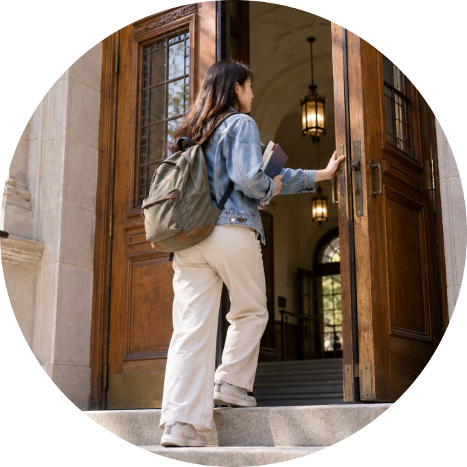 大学の扉を開いて一歩を踏み出す留学生